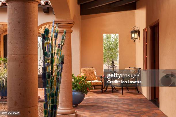two chairs in santa fe home courtyard - sudoeste dos estados unidos imagens e fotografias de stock