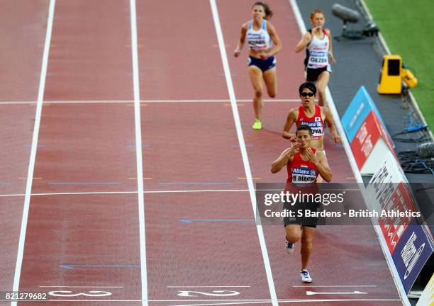 Bernadett Biacsi of Hungary celebrates winning gold in the Womens 800m T20 final during day ten of the IPC World ParaAthletics Championships 2017 at...