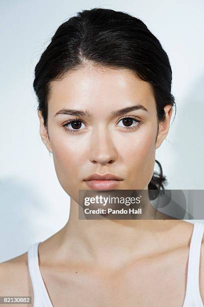 young woman, portrait - portrait femme fond clair photos et images de collection