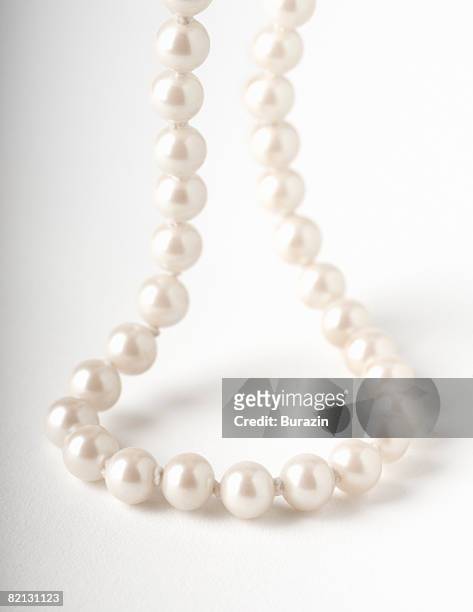 pearl necklace - colares imagens e fotografias de stock