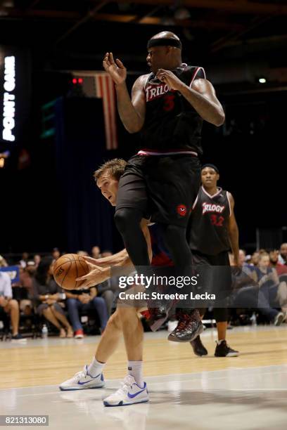 Lou Amundson of Tri-State and Al Harrington of Trilogy collide during week five of the BIG3 three on three basketball league at UIC Pavilion on July...