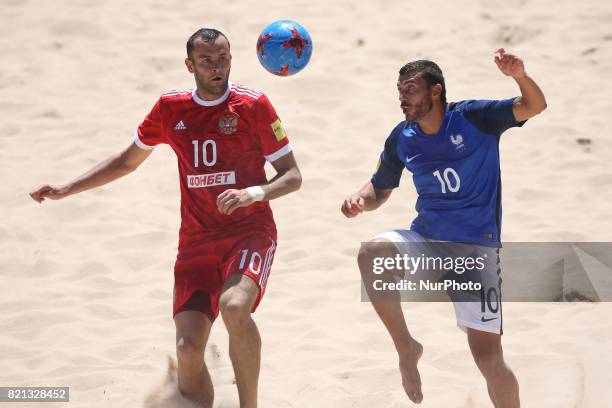 Russia's Paporotnyi vies with France's Barbotti during the Beach Soccer Mundialito 2017 match between Russia and France at the Carcavelos beach in...