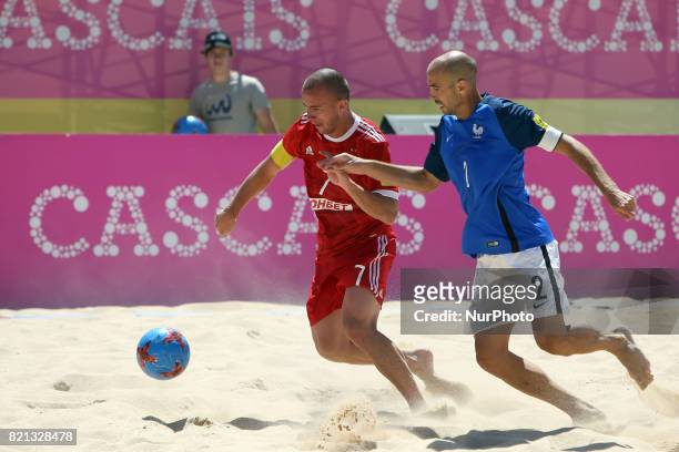 Russia's Shkarin vies with France's Fischer during the Beach Soccer Mundialito 2017 match between Russia and France at the Carcavelos beach in...