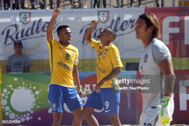 Brazil's team players celebrate the victory after the Beach Soccer Mundialito 2017 match between Portugal and Brazil at the Carcavelos beach in...