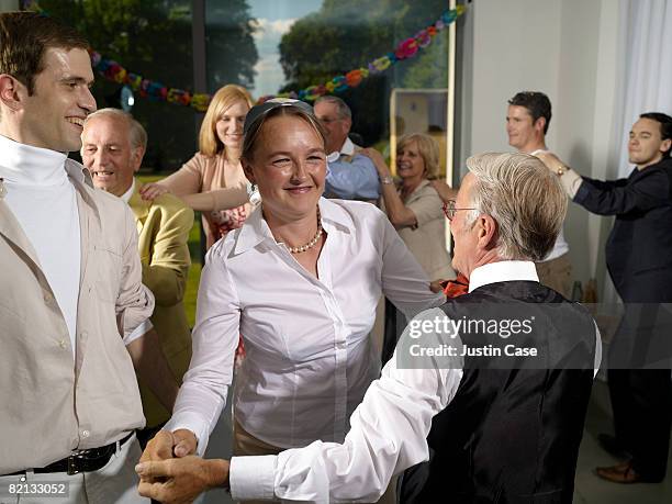 group of people dancing a conga line - faire la chenille photos et images de collection