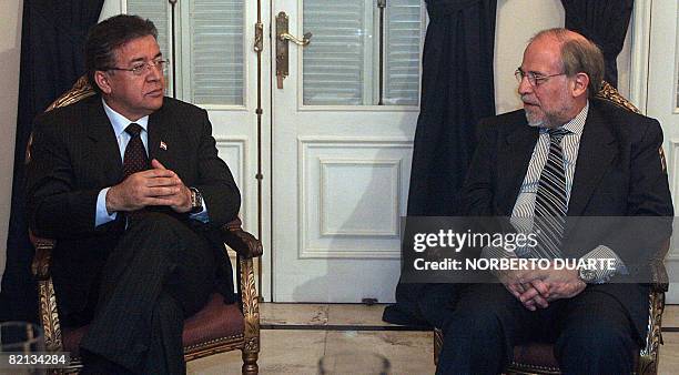 Paraguay's President Nicanor Duarte Frutos listens to Brazil's special advisor on foreign policies Marco Aurelio Garcia on July 31, 2008 in Asuncion....