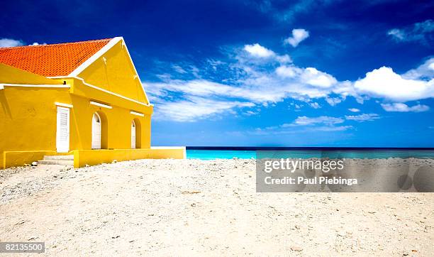 sun-drenched beach hous - bonaire stock-fotos und bilder