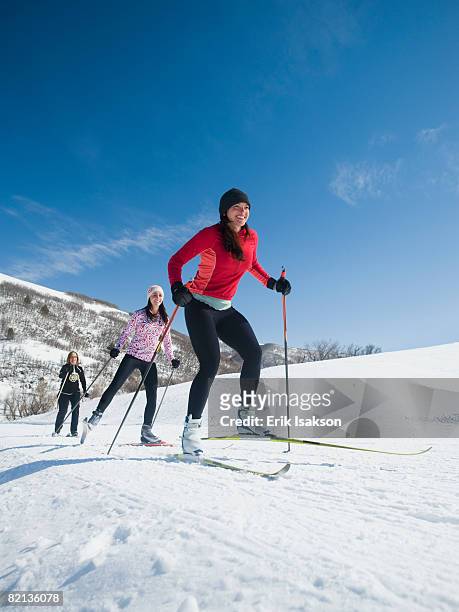 women cross country skiing - women's cross country skiing - fotografias e filmes do acervo