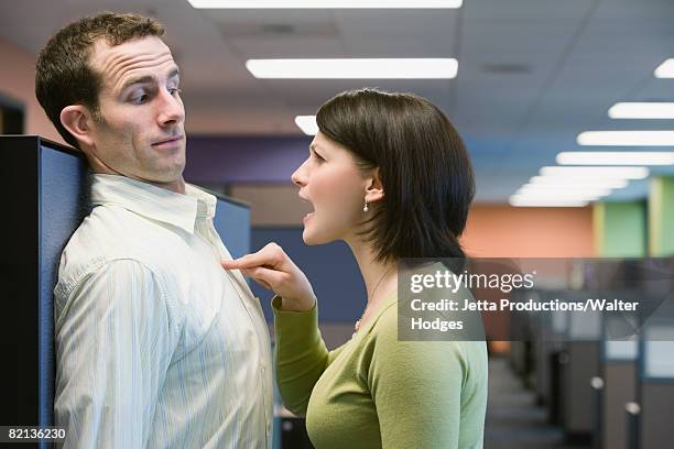 businesswoman yelling at businessman - schreeuwen stockfoto's en -beelden