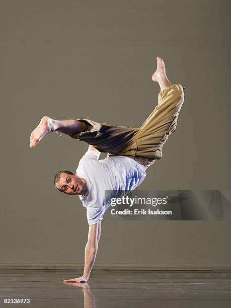 man balancing on one hand - breakdancer stock-fotos und bilder