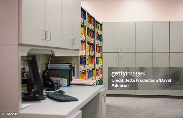 empty doctor?s office - kabinet dokter stockfoto's en -beelden