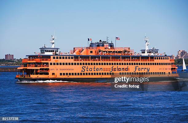 staten island ferry on water, new york, united states - staten island ferry stockfoto's en -beelden