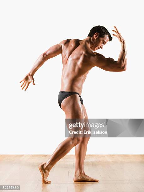 male body builder flexing and posing - muscle building stockfoto's en -beelden