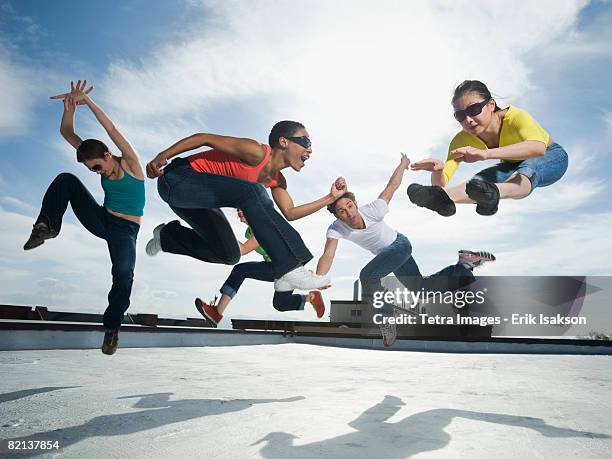 multi-ethnic group performing modern dance - dança moderna imagens e fotografias de stock