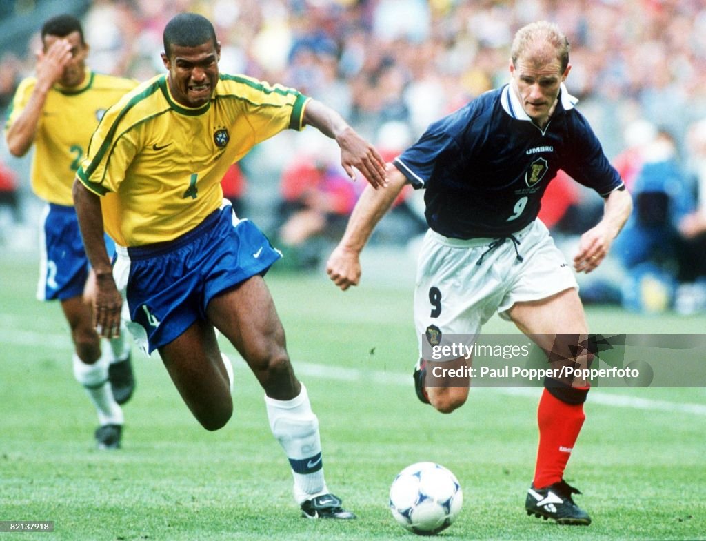 1998 World Cup Finals, St, Denis, France, 10th June, 1998, Brazil 2 v Scotland 1, Brazil's Junior Baiano races with Scotland's Gordon Durie for the ball