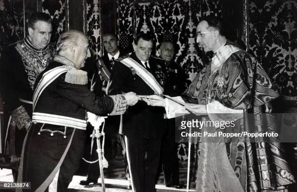 Religion, Catholic Church, pic: 28th December 1953, Mgr, Ildebrando Antoniutti the new Papal Nuncio in Spain presents his letters of credence to...