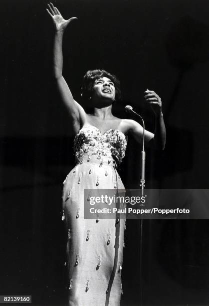 Entertainment / Music, Personalities, pic: circa 1970's, British singing star Shirley Bassey pictured on stage in typical pose, Shirley Bassey, born...