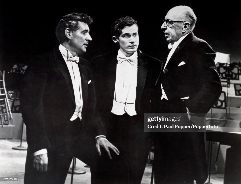 Music, New York, USA, Circa 1960's, Conductor Leonard Bernstein (left) and pianist Glenn Gould listen to composer & conductor Igor Stravinsky during a rehearsal for the New York Philharmonic Orchestra