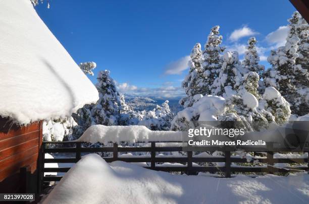 balcony of cottage full of snow in bariloche, argentina - 德巴里洛切 個照片及圖片檔