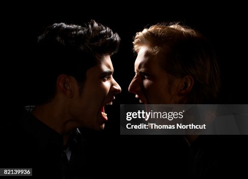 Teen Boy y Yelling de sexo masculino adultos Teen Boy y Yelling de sexo masculino adultos
