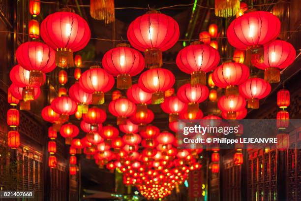 chinese lanterns - lantern ferstival in chengdu - chinese new year fotografías e imágenes de stock