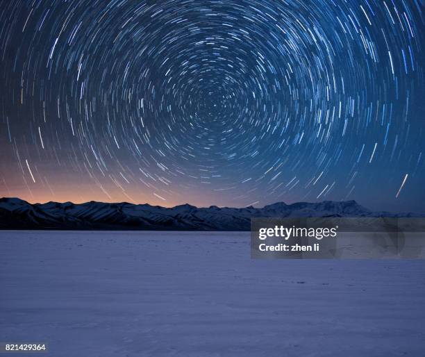 star trails of tibet - tijdopname stockfoto's en -beelden