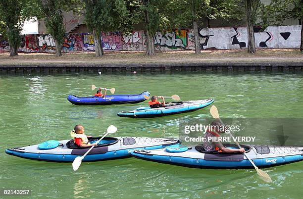 Des enfants font du kayak sur le canal de l'Ourcq, le 30 juillet 2008 ? Bobigny, dans le cadre de la 4?me ?dition de "Bobigny sur Ourcq" transformant...