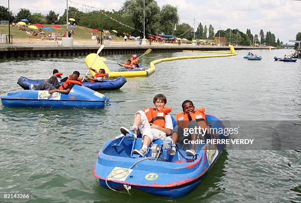 Des enfants font du p?dalo sur le canal de l'Ourcq, le 30 juillet 2008 ? Bobigny, dans le cadre de la 4?me ?dition de "Bobigny sur Ourcq"...