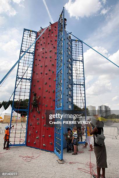 Des enfants font de l'escalade sur un mur install? pr?s du canal de l'Ourcq, le 30 juillet 2008 ? Bobigny, dans le cadre de la 4?me ?dition de...
