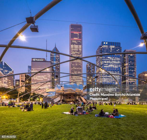 millennium park, jay pritzker pavilion - chicago illinois photos et images de collection