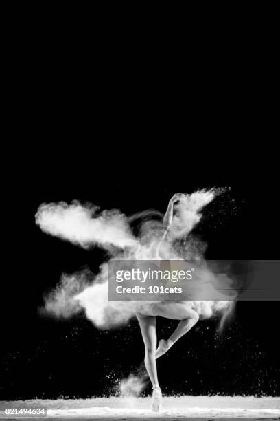 schöne ballett-tänzerin, mit pulver auf der bühne tanzen - ballet powder stock-fotos und bilder