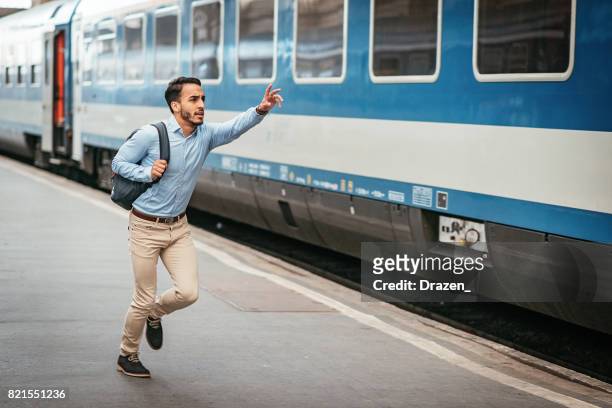 l'uomo d'affari latino è in ritardo per il treno - failure foto e immagini stock