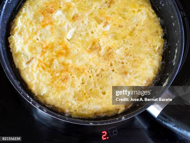 spanish omelette in the pan, ready to eat, spain - egg white omelet stock pictures, royalty-free photos & images