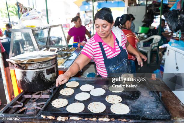 farmers market in el salvador - el salvador woman stock pictures, royalty-free photos & images