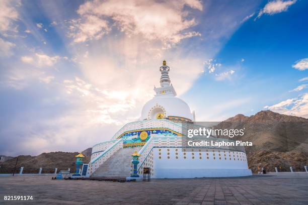 sunbeam before sunset at shanti stupa in ladakh - tempel shanti stupa stock-fotos und bilder