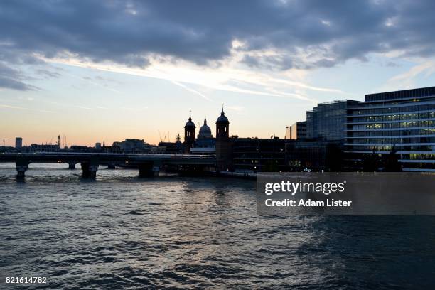 up thames at dusk - adam lister stock-fotos und bilder