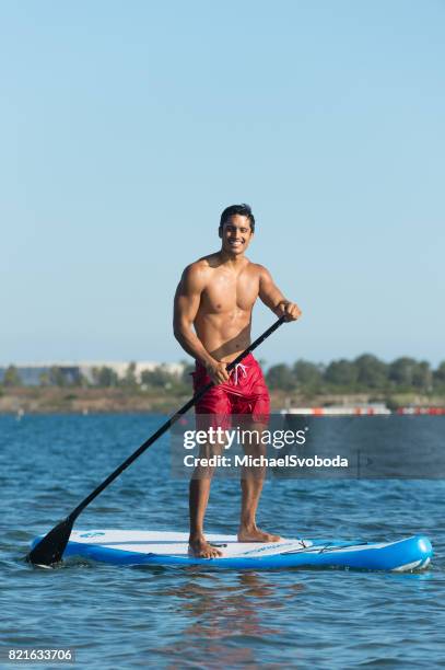 man stand up paddle boarding - hobbie stockfoto's en -beelden