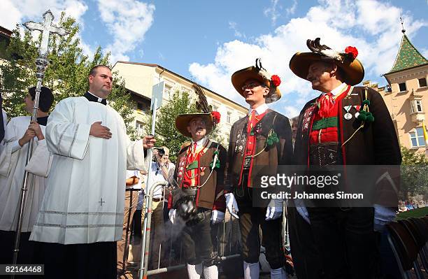 Traditionally dressed Tyrolian riflemen wait for a Angelus prayer with Pope Benedict XVI in front of Brixen Cathedral on August 3, 2008 in Brixen,...