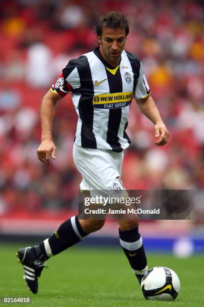 Alessandro Del Piero of Juventus in action during the pre-season friendly match between Juventus and SV Hamburg during the Emirates Cup at the...