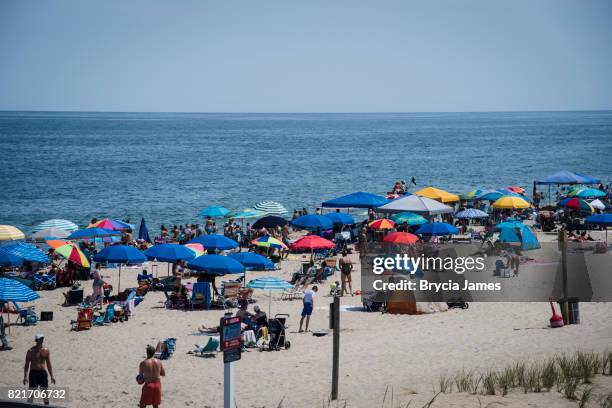 playa llena de turistas en bethany beach - brycia james fotografías e imágenes de stock