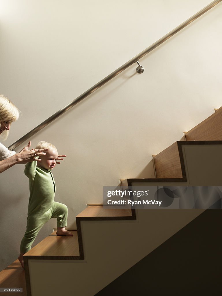 Mother して歩いて男の赤ちゃんステアズ