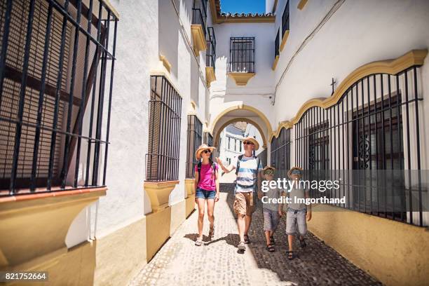 vater mit drei kindern, die straßen von ronda, spanien - renda stock-fotos und bilder