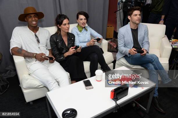 Actors Mehcad Brooks, Odette Annable, Katie McGrath and Jeremy Jordan of "Supergirl" stopped by Nintendo at the TV Insider Lounge to check out...
