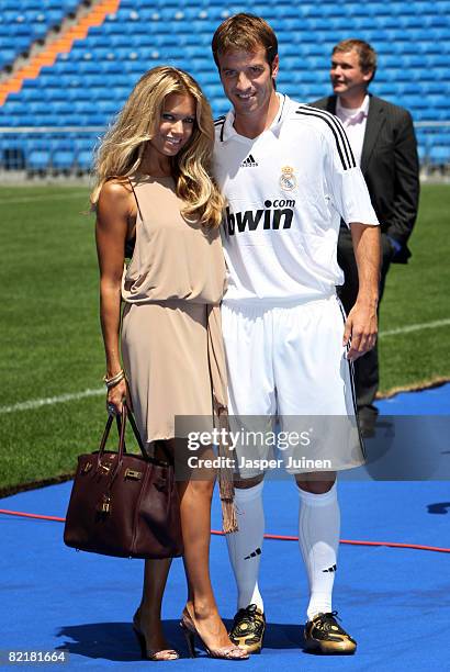 Real Madrid new signing Rafael van der Vaart poses with his wife Sylvie during his introduction at Santiago Bernabeu stadium on August 5, 2008 in...