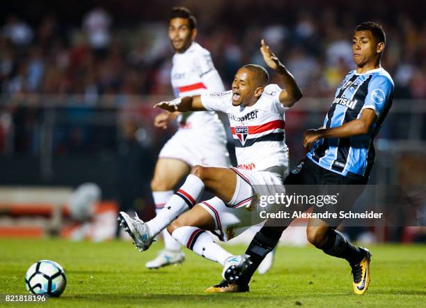 Edimar of Sao Paulo and Pedro Rocha of Gremio in action during the match between Sao Paulo and Gremio for the Brasileirao Series A 2017 at Morumbi...