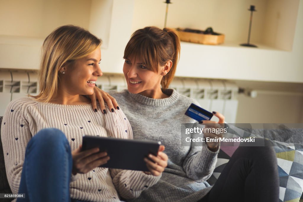 Junge liebevolle lesbisches Paar Einkaufen online über digital-Tablette