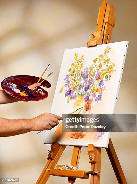 artist painting still life in studio on easel - chevalet de peintre photos et images de collection