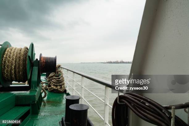 cargo ship at sea,china's zhejiang province, - anlegetau stock-fotos und bilder
