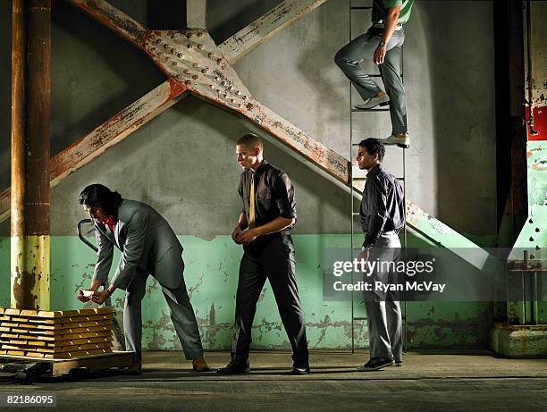 transferir barras de oro de una escalera - gold suit fotografías e imágenes de stock