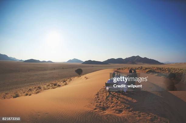 scena del caffè per la colazione dune - repubblica della namibia foto e immagini stock